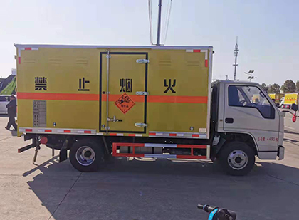 鄯善爆破器材运输车工人安全操作规范与智能技术保障